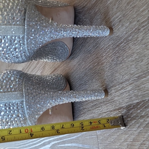Badgley Mischka Cher II Silver Rhinestone Pump - 9.5 - Picture 10 of 14
